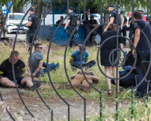 В Днипре произошла стрельба, полиция задержала 30 человек