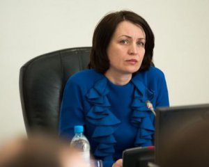 Российская чиновница упала в лужу во время инспекции