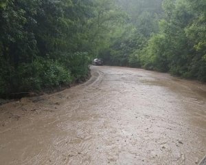 Злива затопила дороги - показали фото та відео