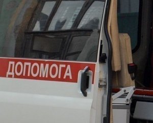 Во Львове часть фасада упала девушке на голову