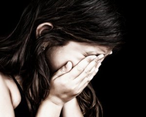 7-річну дівчинку зґвалтував батьків друг