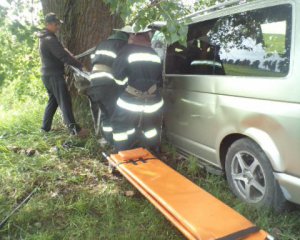 Водія з машини діставали рятувальники