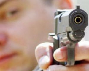 П'яний чиновник стріляв по чоловікові