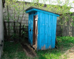 Жінка викинула новонародженого сина у вигрібну яму