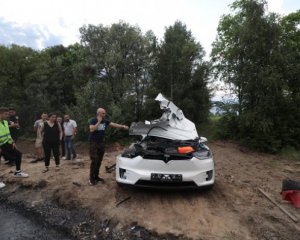 Під Києвом Tesla потрапив у аварію
