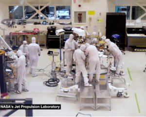 NASA транслирует строительство марсохода