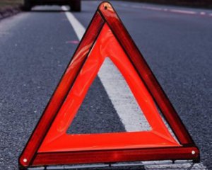 Водій скерував легковик на бетонний блок та травмував пасажира