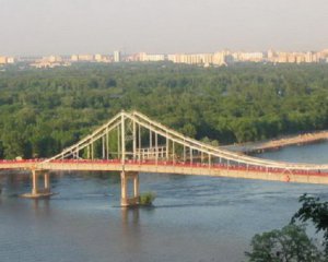 Перехожі врятували жінку, яка стрибнула з мосту