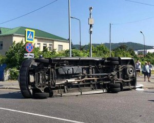 Автобус з туристами потрапив у ДТП: є постраждалі