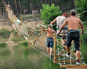 У Харкові обірвався канатний міст із людьми