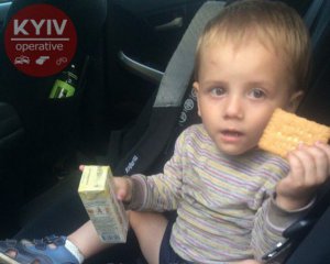 Перехожі знайшли маленького хлопчика: фото