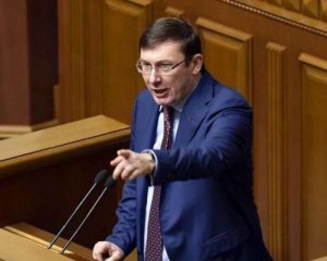 Политолог объяснил, почему Луценко не отказывается от должности