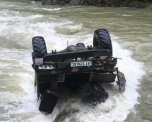 Вантажівка злетіла в гірську річку: 5 загиблих