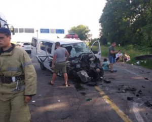 Внаслідок ДТП на Київщині госпіталізували водія та 7 пасажирів