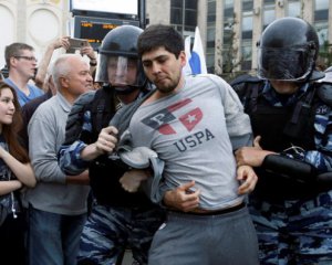 В Москві пройшла акція протесту: більше 400 мітингувальників затримано