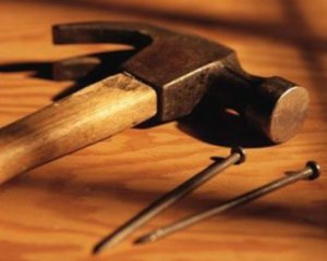 Самогубця забив собі в голову цвяхи