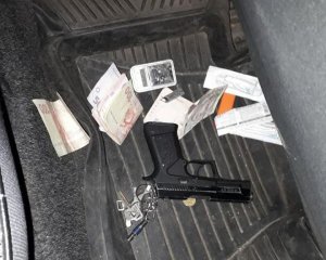 У пасажирів таксі виявили наркотики і зброю