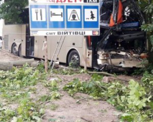 Туристичний автобус зіштовхнувся із вантажівкою - є загиблі