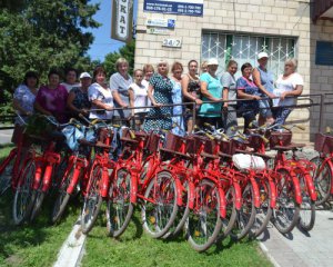 Новосанжарським соцпрацівникам підвищили зарплату й закупили велосипеди