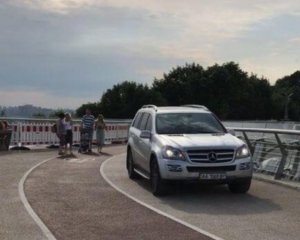 Водителя Mercedes, который выехал на пешеходный мост, пригласили в отделение полиции