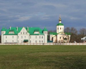 Игуменья московской церкви заливает фекалиями памятник украинским воинам