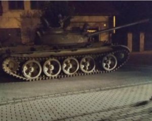 Пьяный мужчина угнал советский танк Т-55 и катался по улицам города