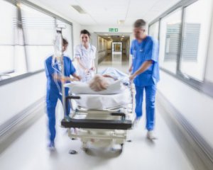 Після купання в озері 18 людей потрапили до лікарні