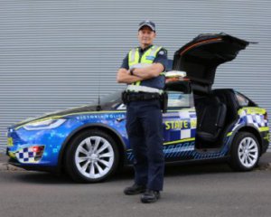 Полиция пересаживается на Tesla Model X