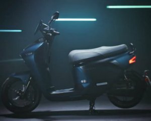 Швидкість до 90 км/год і до 100 км запас ходу — Yamaha випустила мопед зі змінними батареями