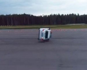 Эффектное сальто - российский военный автомобиль перевернулся во время разворота