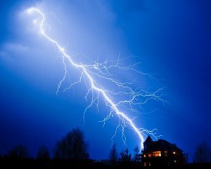 Блискавка влучила в автобусну зупинку: є загиблі