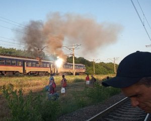 Люди на ходу прыгали из окон - загорелась электричка