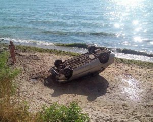 Авто со склона свалилось на пляж