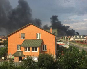 Околиці Києва у вогні: пожежники намагаються загасити масштабне займання