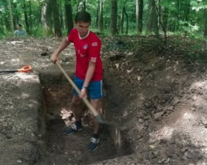 Знайшли давнє поховання і незвичайне городище