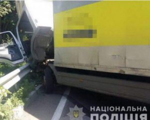 Автобус з пасажирами зіткнувся з вантажівкою