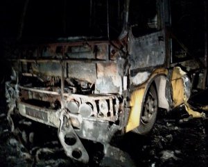 Згоріли два автобуси, які безплатно перевозили пасажирів