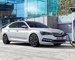 Представили обновленную Skoda Superb, что теперь и в гибриде