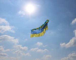 Огромный флаг Украины запустили в сторону Донецка
