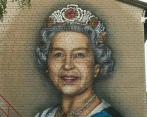 Новий палац для королеви: Елизавета ІІ прикрасила стіну сільради