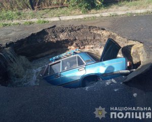 В Полтаве автомобиль полностью провалился под асфальт