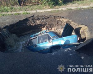 У Полтаві автівка повністю провалилася під асфальт