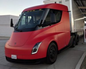 Показали, яку вагу зможе перевозити електрофура Tesla Semi