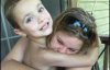 Держал за волосы над водой: 7-летний мальчик спас 20-летнюю сестру