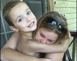 Держал за волосы над водой: 7-летний мальчик спас 20-летнюю сестру