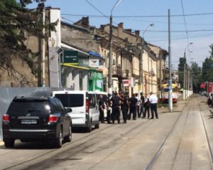 В день приїзду президента чоловік взяв в заручники працівницю кредитної спілки