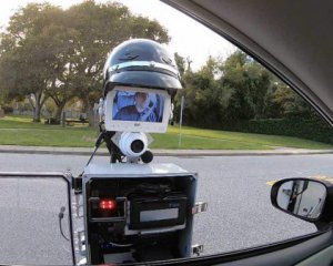 Робот-полицейский проверяет документы, выписывает штрафы и пробивает колеса