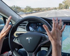 Ілон Маск розповів, як і коли зробить старі Tesla безпілотними