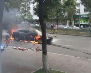 В центре Киева горела элитная иномарка