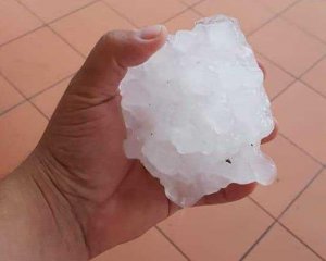 Місто постраждало від граду розміром з апельсин